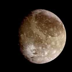 Описание: Ганимед ( "Вояджер 2" с расстояния 1230000 км.) Темная округлая область вверху, справа - Область Галилео поперечником 3200 км