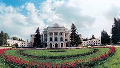 Описание: Судьбы усадеб, строившихся по одним эталонам, принимавших одних и тех же почетных гостей, сложились по-разному, как и судьбы их хозяев