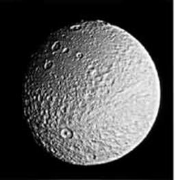 Описание: Тефия.Разлом идёт вправо и вверх от большого кратера